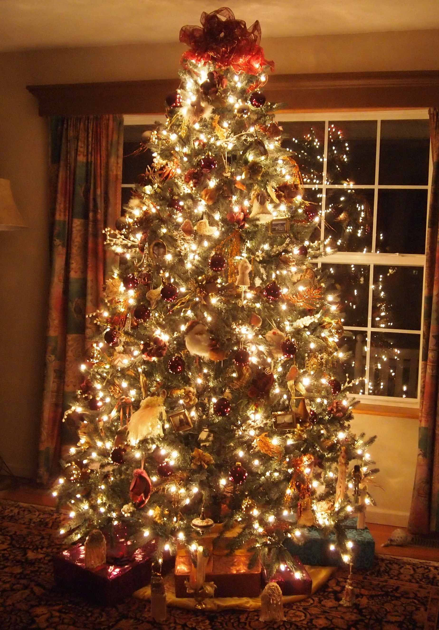 Christmas Tree-aholics Anonymous - Carolyn Dube