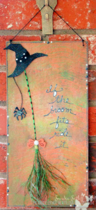 http://inthehillsofnorthcarolina.blogspot.com/2013/10/deco-art-blogger-halloween-wall-hanging.html